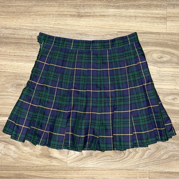 Pleated mini skirt with striped sweatshirt - Picture 4 of 5